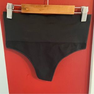NWOT Spanx everyday shaping thong in black